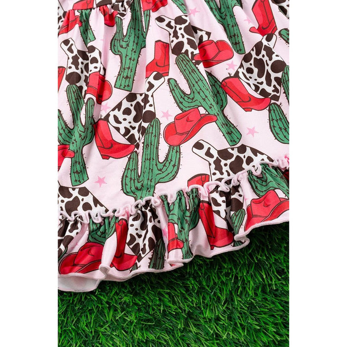 Sombrero de vaquera rojo y vestido con dobladillo con volantes y estampado de cactus.