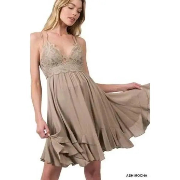 Vestido camisero asimétrico con ribete de volantes y encaje de croché