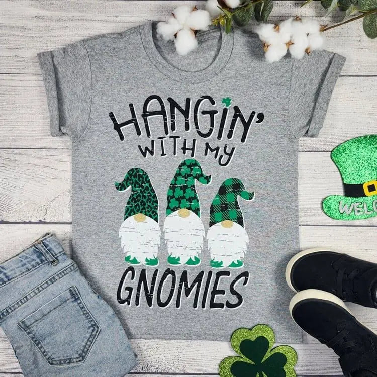 Pasando el rato con mi camiseta de gnomos