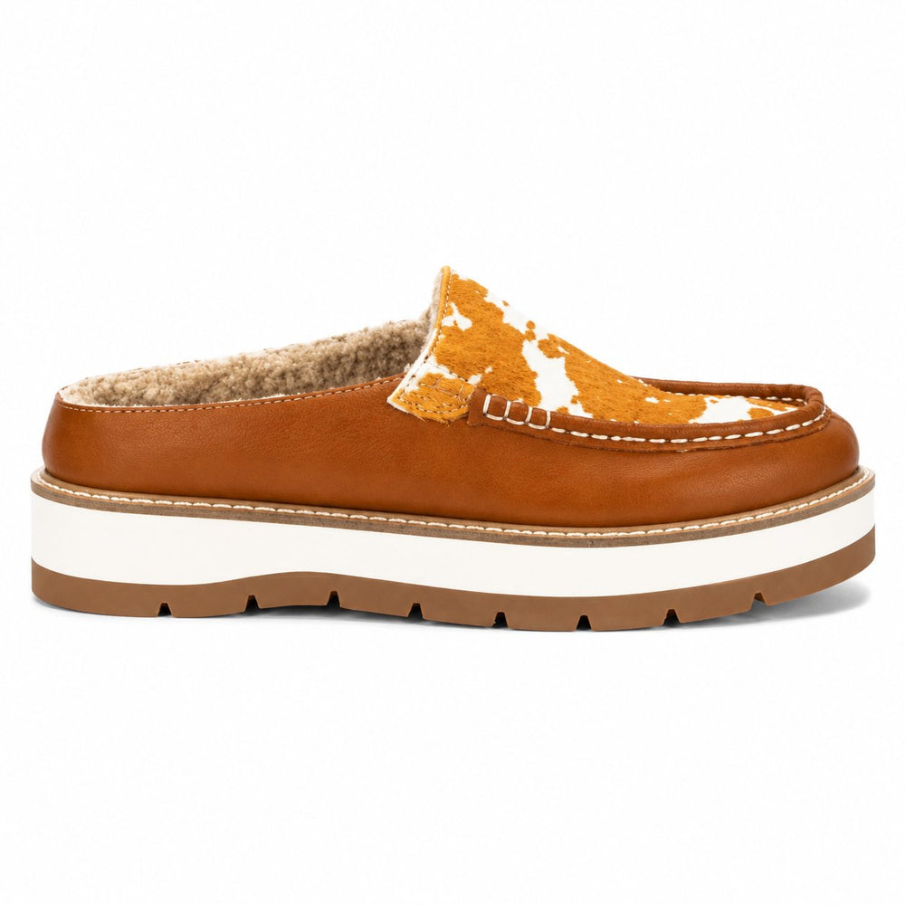 Single shoe facing right on white background
