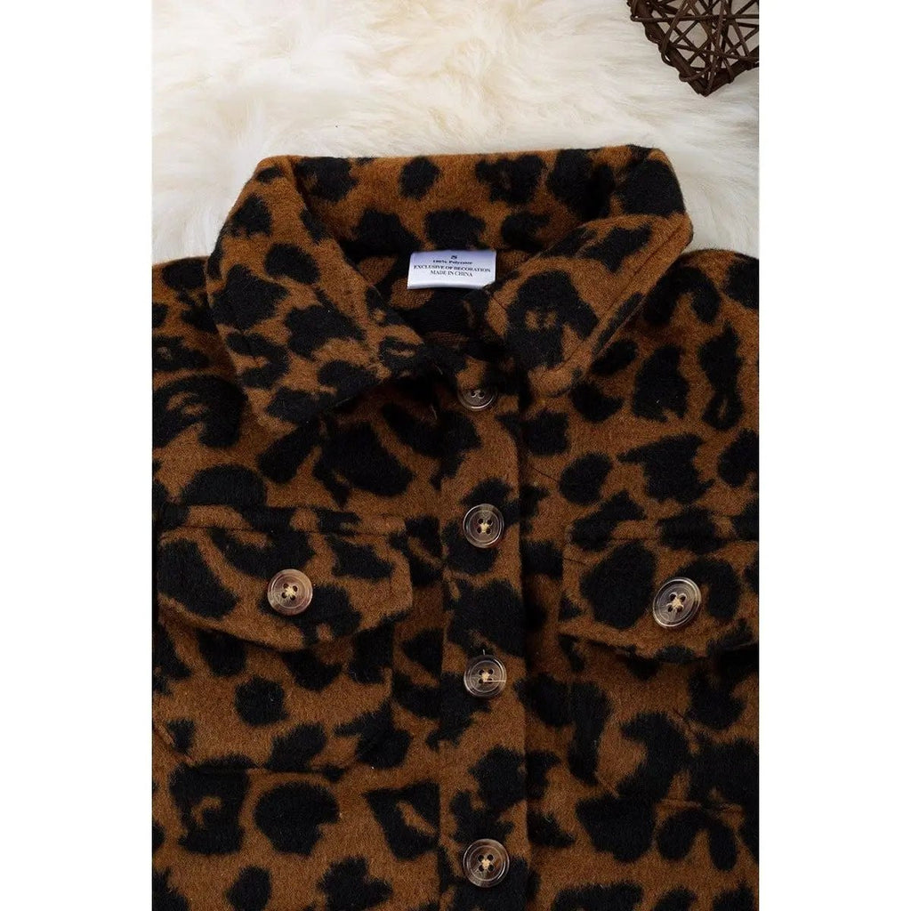 Chaqueta con estampado de leopardo marrón.