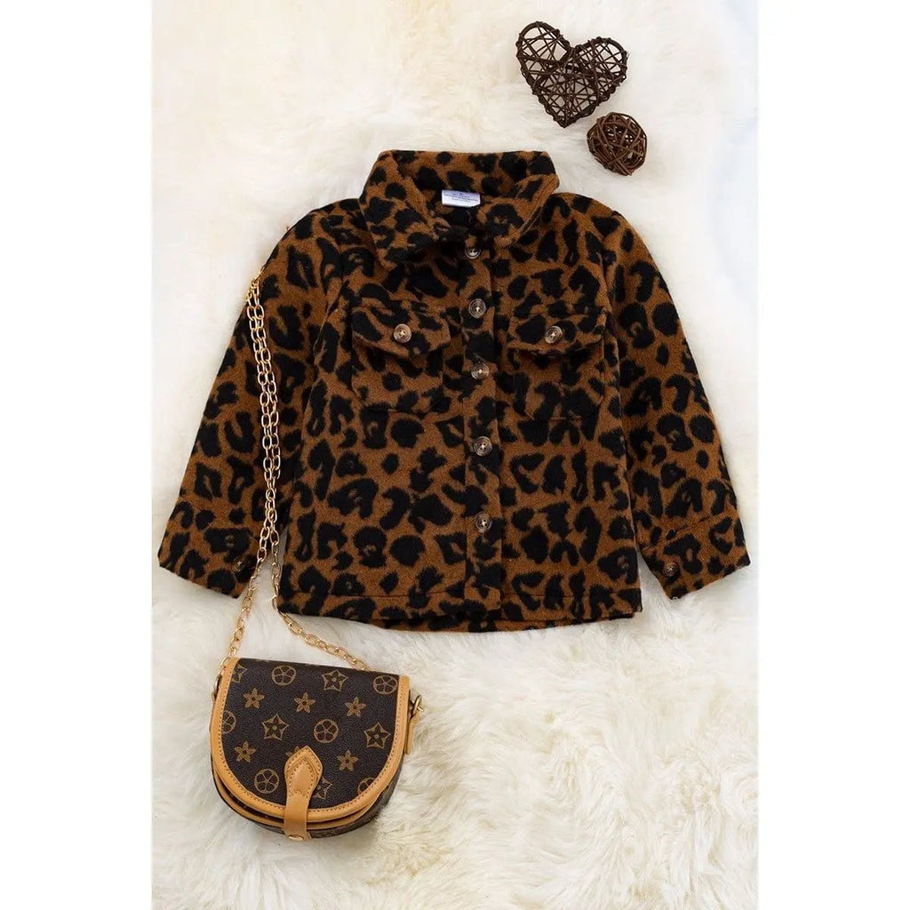 Chaqueta con estampado de leopardo marrón.