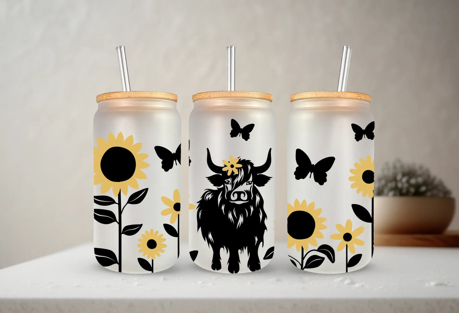 Highland Cow & Sunflowers | 20 oz Glass Tumbler, Lid & Straw - LECCE