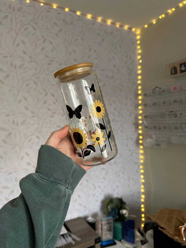 Highland Cow & Sunflowers | 20 oz Glass Tumbler, Lid & Straw - LECCE