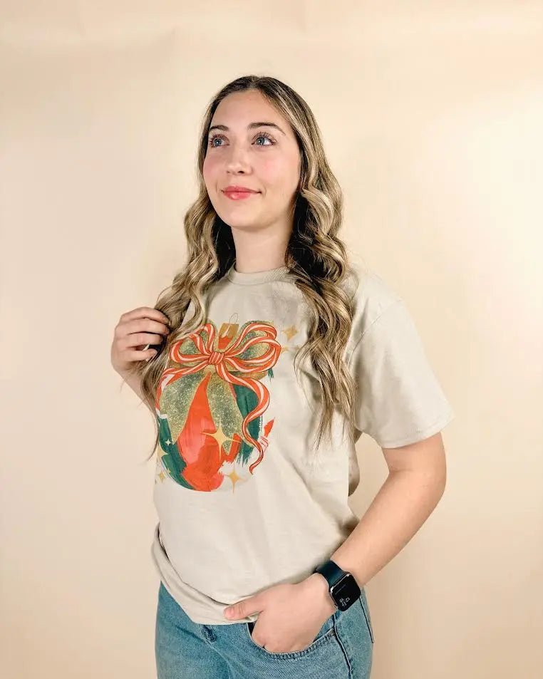 Ornament with bow T-shirt