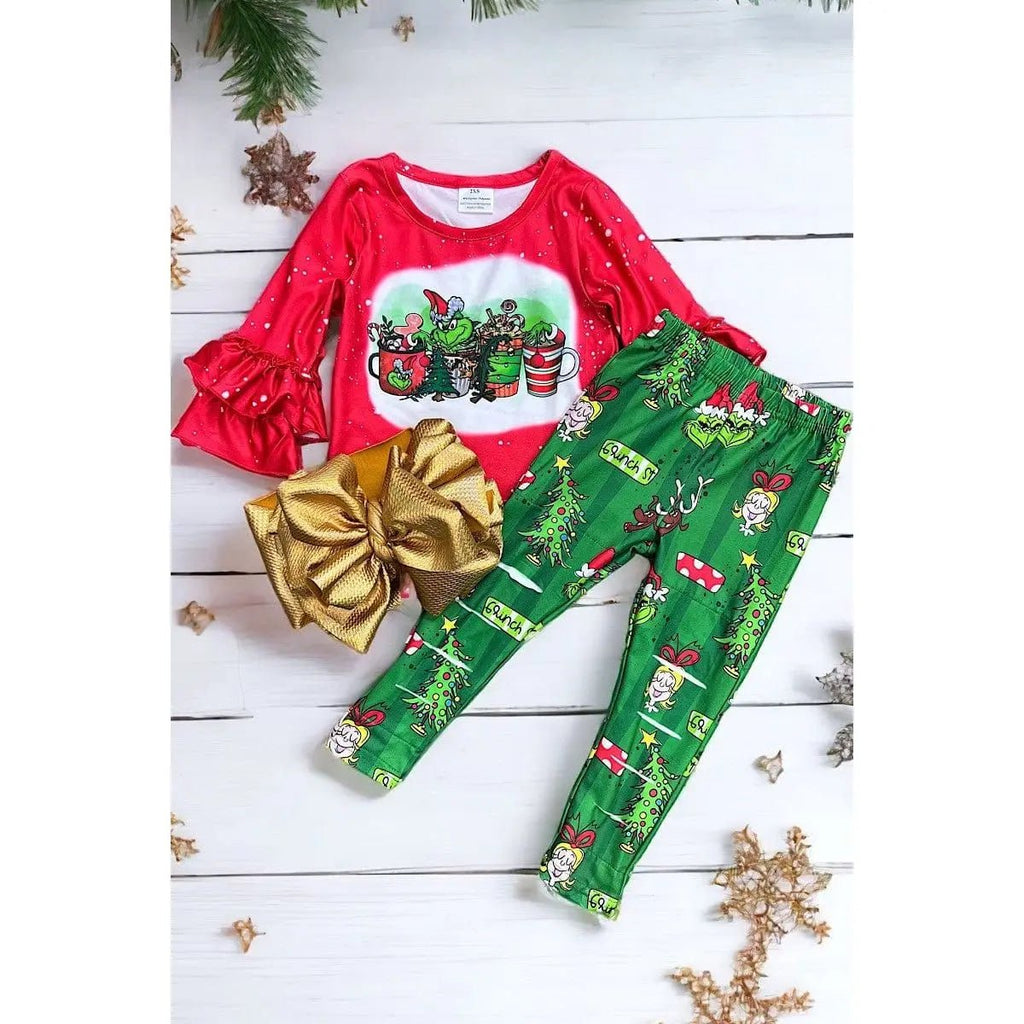 Top con mangas con volantes y leggings verdes.