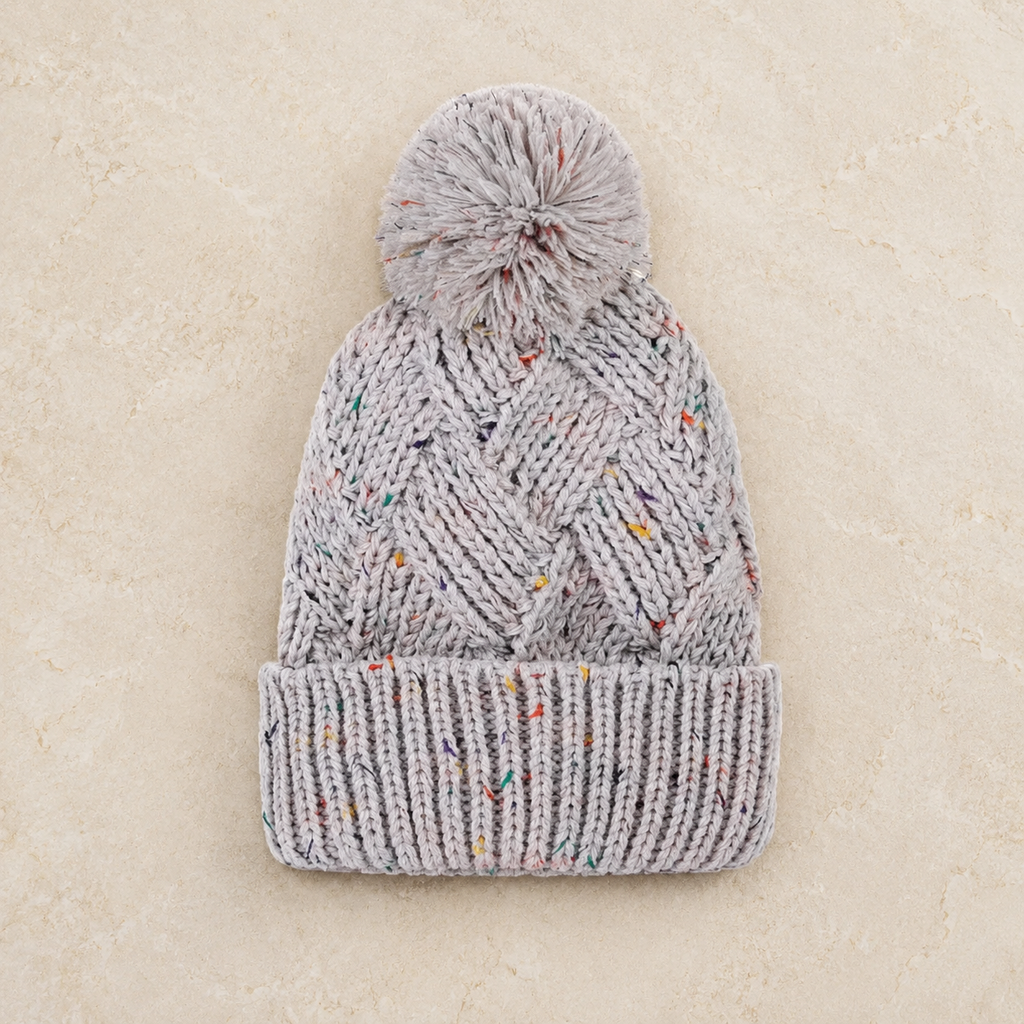 Gorro con pompones moteados