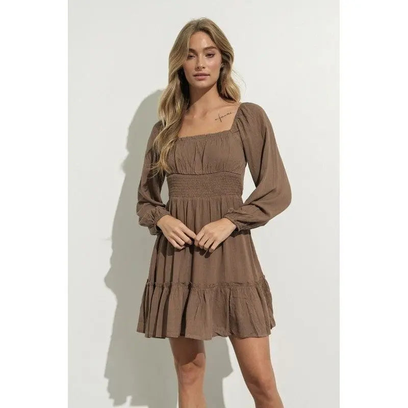 Vestido corto con volantes y detalle fruncido