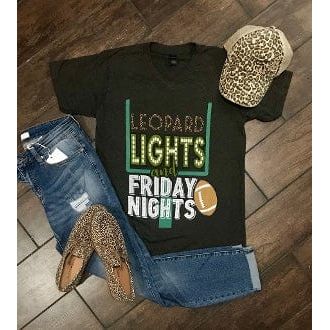 Camiseta con cuello en v en grafito con luces de leopardo y los viernes por la noche
