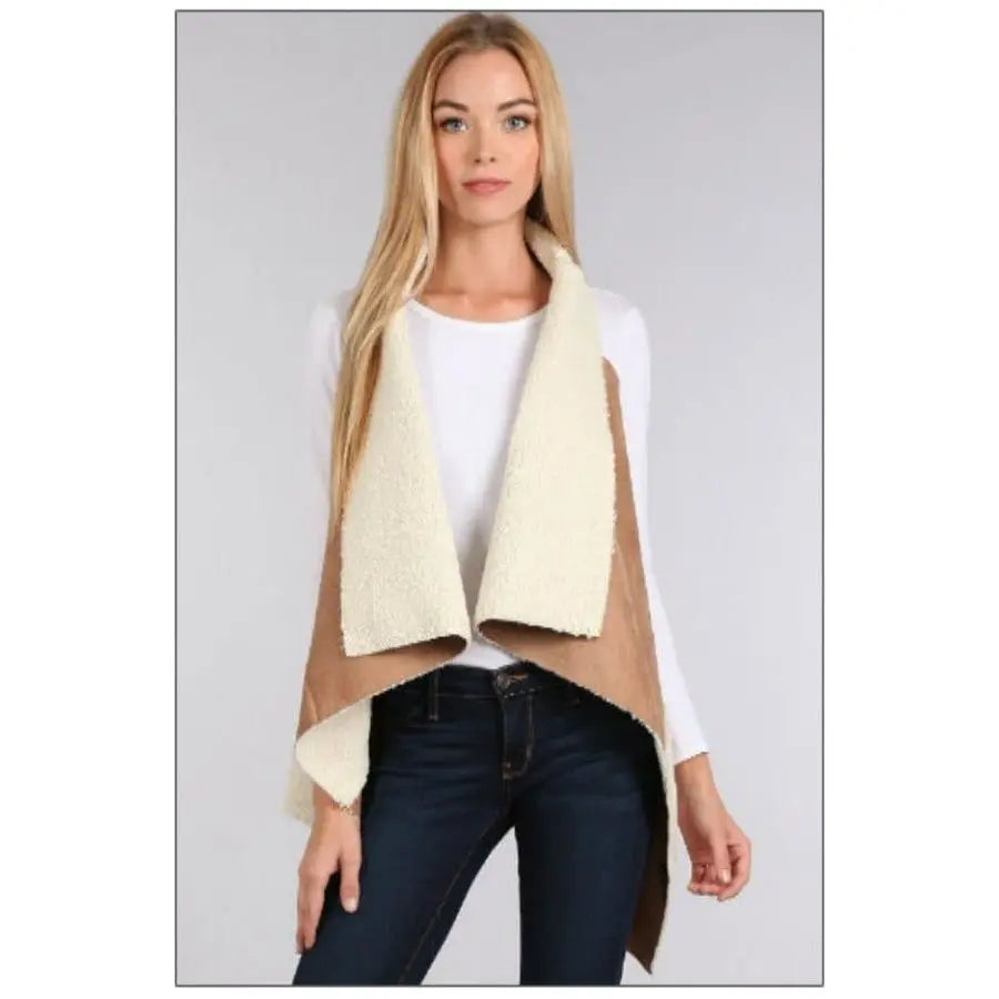 Chaleco reversible de ante sintético con cuello chal y forro de sherpa