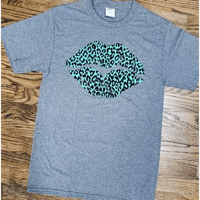 Leopard lips - turquoise t-shirt