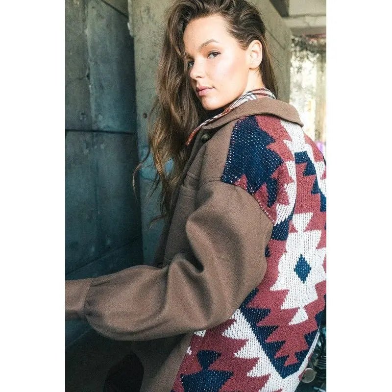 Chaqueta con detalle gráfico azteca en la espalda