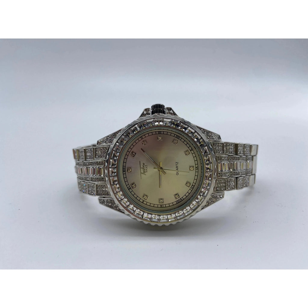 Reloj cuadrado con montura de diamantes