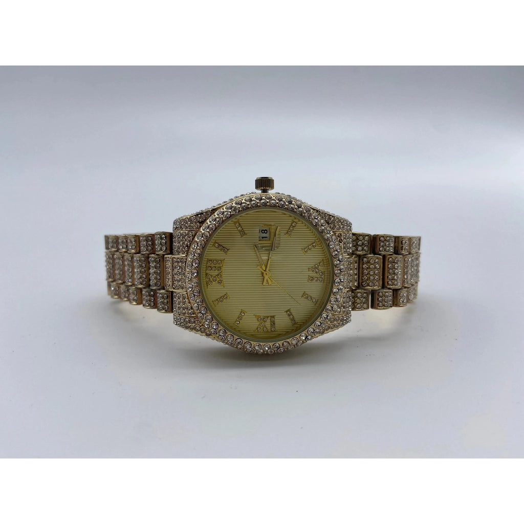 Reloj de diamantes con números romanos