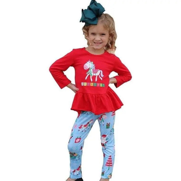 Top acampanado de pony con leggings estampados.