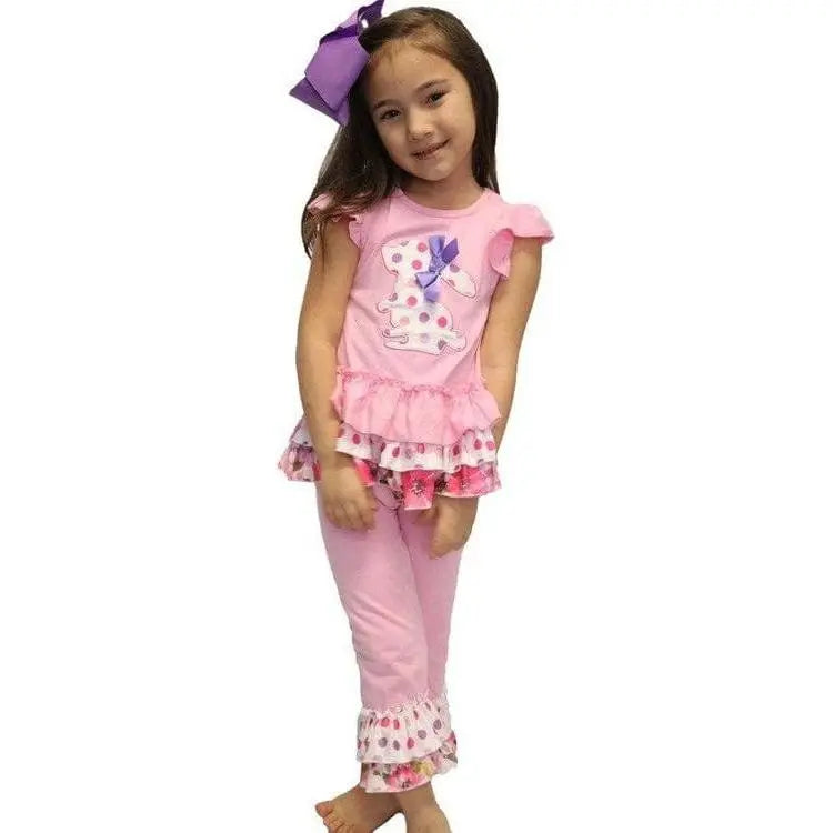 Top de conejito de lunares de Pascua con volantes y pantalones.