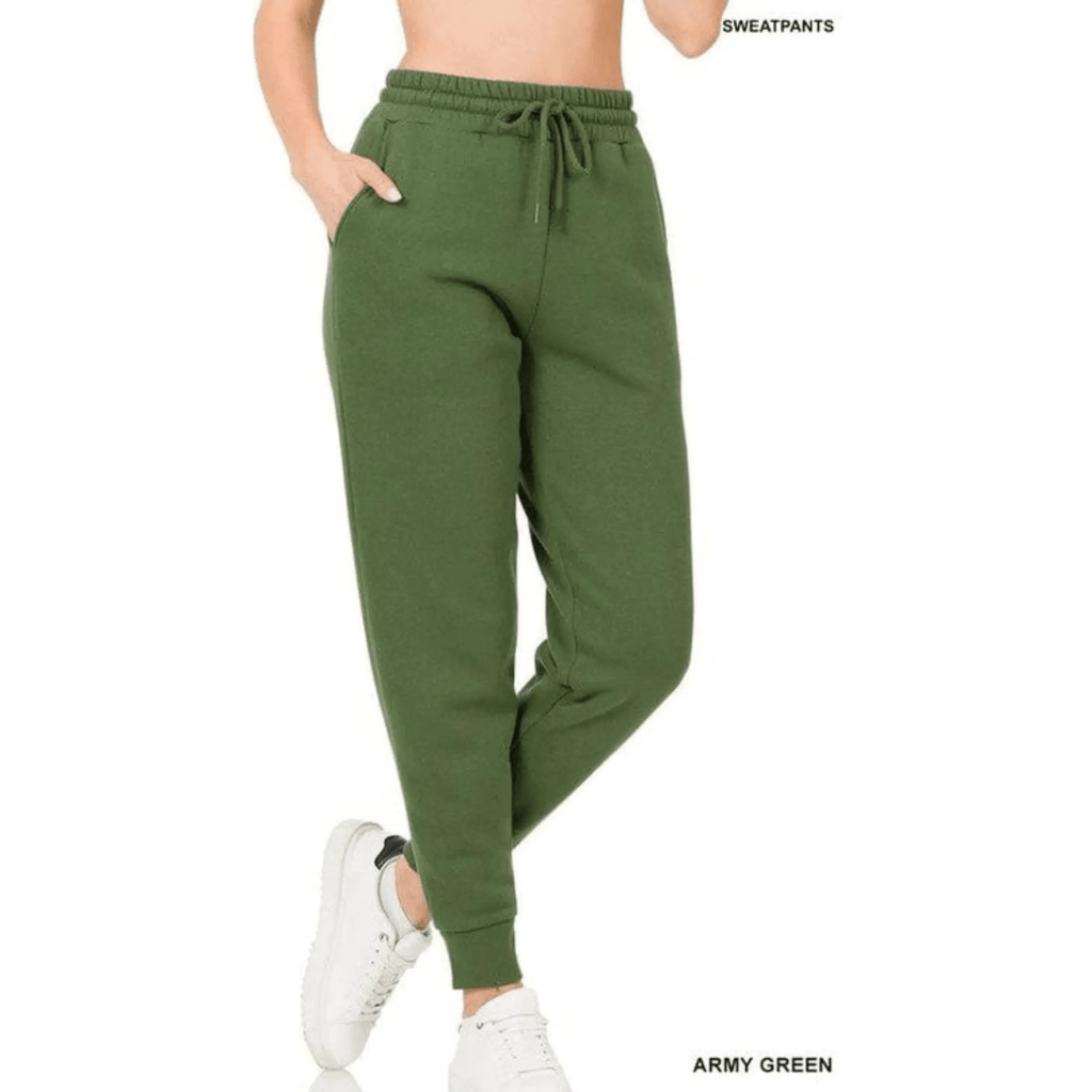 Bolsillos de pantalones deportivos tipo jogger y cinturilla elástica.