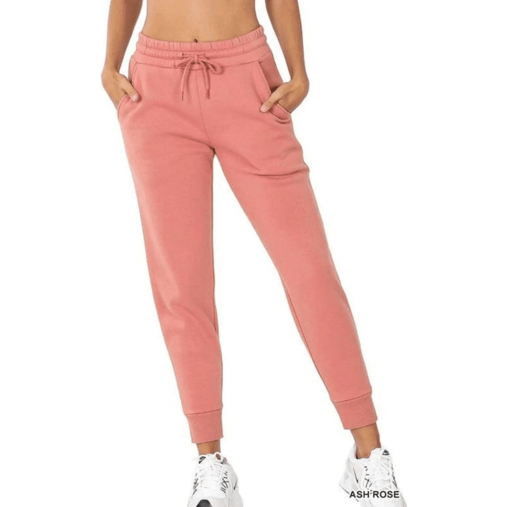 Bolsillos de pantalones deportivos tipo jogger y cinturilla elástica.