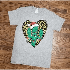 Camiseta de cactus navideño con corazón de leopardo